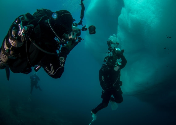 Scuba_Antarctica-2016_David Shooting Jeremy © Jim van Gogh - Oceanwide Expeditions.jpg