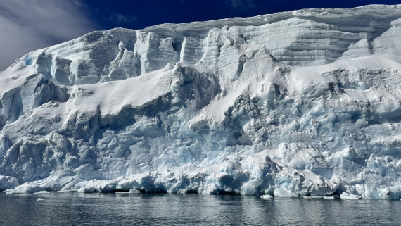 HDS21a24, Day 8, hangingglacier © Meike Sjoer - Oceanwide Expeditions.jpg