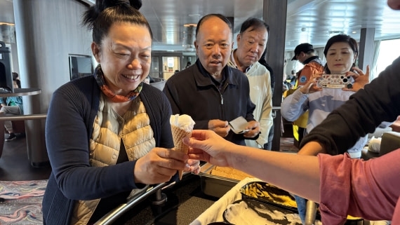 HDS23-24, Day 3, surpriseicecream © Meike Sjoer - Oceanwide Expeditions.JPG