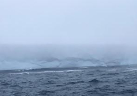 HDS26-25, Day 6, A76b iceberg © Unknown photographer - Oceanwide Expeditions.jpg