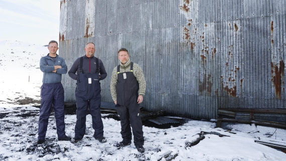 OTL28-25, Day 8, Graffiti removal team 1 © Sara Jenner - Oceanwide Expeditions.jpg