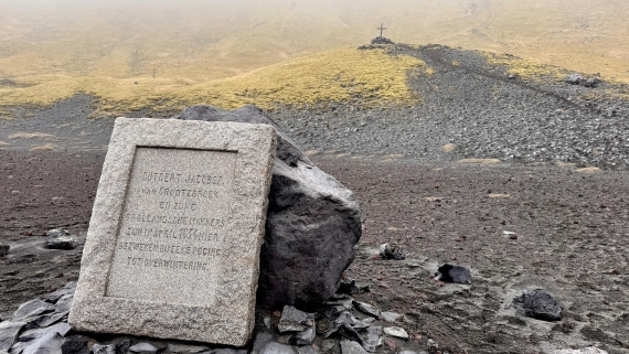 HDS01-25, Day 7, memorial © Meike Sjoer - Oceanwide Expeditions.JPG