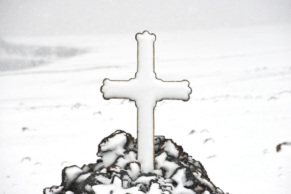 OTL24-25, Day 3, Gary 3Dec-Deception3-Grave.JPG © Gary Miller - Oceanwide Expeditions.JPG