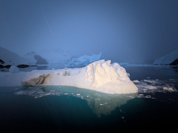Eisberg bei Nacht