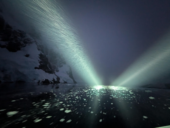 Le Maire Kanal bei Nacht