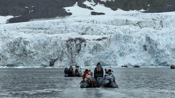 HDS06-26,_Day_9,_IMG_3036_©_Unknown_photographer_-_Oceanwide_Expeditions.jpg