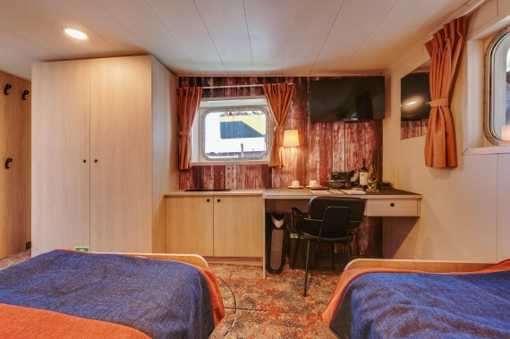 Plancius, Twin Deluxe 401-3 © Joanke Louws - Oceanwide Expeditions.jpg