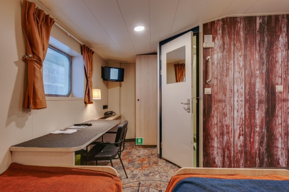 Plancius, Twin Window 413-3 © Joanke Louws - Oceanwide Expeditions.jpg