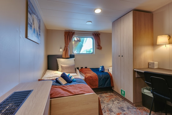 Plancius, Twin Window 416 © Joanke Louws - Oceanwide Expeditions.jpg