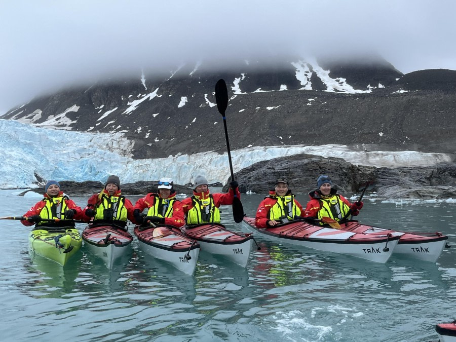 Ahlstrandhalvøya (am) en Ingeborgfjellet (pm)