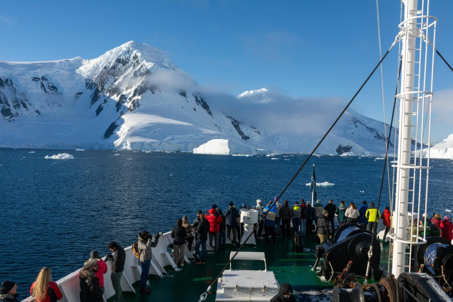 Navigation around the Gunnel & Blaiklock Island